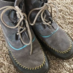 Soft leather Sorel boot with soft leather laces